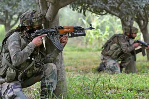 पुलवामा में सुरक्षा बलों की आतंकवादियों से मुठभेड़ जारी, इलाके को घेरा 