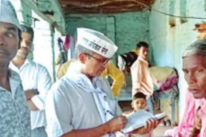 UP: गंगा बैराज हादसे में मृतक के परिजनों से पूर्व आईपीएस अमिताभ ठाकुर ने की मुलाकात, बोले- पुलिस गुनाह छिपाने को पीड़ितों से कर रही धोखा