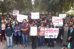 वाराणसी: IIT-BHU की छात्रा संग छेड़छाड़ मामले में बढ़ी गैंगरेप की धारा, पीड़िता ने पेशी पर किया बड़ा खुलासा