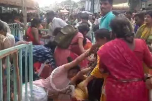 कर्नाटक: हसनंबा मंदिर में करंट लगने से 17 लोग अस्पताल में भर्ती, मची अफरा-तफरी 