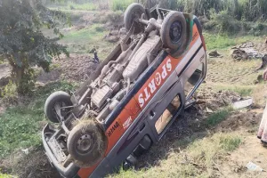 अमरोहा: अनियंत्रित होकर पलटी स्कूल की वैन, 10 बच्चे चोटिल