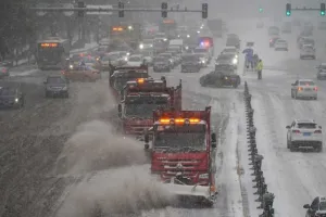 China Snowfall: पूर्वोत्तर चीन में भारी हिमपात के चलते सड़क और हवाई यातायात बंद, रद्द की गईं उड़ानें 