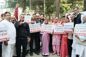 मुरादाबाद: पार्षदों ने उपेक्षा के विरोध में किया प्रदर्शन, नगर आयुक्त को सौंपा ज्ञापन 