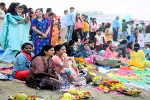 मुरादाबाद : अस्ताचलगामी सूर्य को अर्घ्य देकर की छठ मइया की पूजा