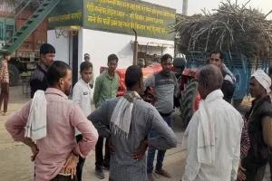 रामपुर: राणा मिल किसानों की आंखों में झोंक रही धूल...प्रति ट्रॉली डेढ़ क्विंटल की लगाई जा रही चपत, किसानों का जोरदार हंगामा