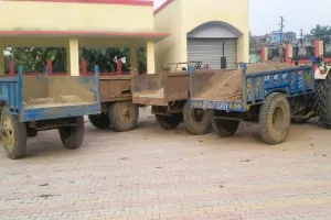 मुरादाबाद:  अवैध खनन में पकड़ी गईं पांच ट्रैक्टर-ट्राली सीज