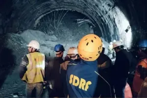 देहरादून:  उत्तरकाशी में निर्माणाधीन सुरंग में हुए भूस्खलन के बाद बचाव अभियान दूसरे दिन भी जारी...