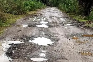 नैनीताल: विधायक के गांव की सड़क भी खस्ताहाल, कभी भी हो सकता है हादसा 