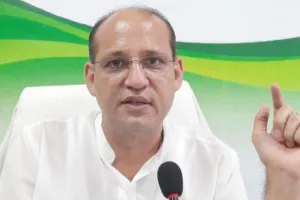 हल्द्वानी: पॉलिटिकल स्टंट : नेता थे, स्कूटर पर रिपोर्टर बन गए दीपक बल्यूटिया