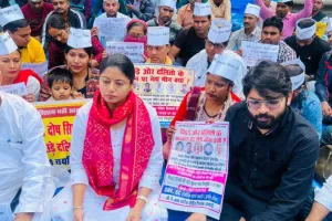 69000 शिक्षक भर्ती : नियुक्ति की मांग को लेकर धरने पर बैठे अभ्यर्थियों से मिलीं विधायक पल्लवी पटेल