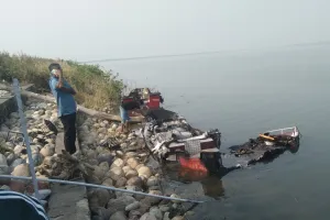 नानकमत्ता: हथियारों से लैस नकाबपोशों ने मोटर बोटों को लगाई आग