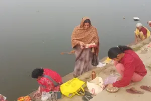 Vaikunth Chaturdashi 2023: औरैया में यमुना नदी पर श्रद्धालुओं ने किया स्नान, दीपदान कर सुख समृद्धि की कामना