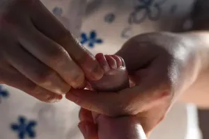 MP में निमोनिया के इलाज के लिए शिशु को गर्म लोहे की छड़ से दागा गया: जांच के आदेश 