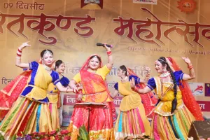 अयोध्या: 2100 महिलाओं के गरबा नृत्य से सजा भरतकुंड महोत्सव, गुड टच-बैड टच विषय पर नाटक का हुआ मंचन