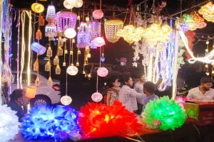 इस बार दिवाली पर छाई मेड इन इंडिया झालरों की धूम, लोगों की जागरुकता से चीन की लड़ियों को मिल रही कड़ी टक्कर