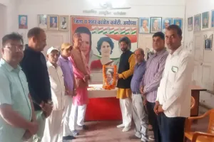 कांग्रेसियों ने पूर्व पीएम इंदिरा गांधी की जयंती पर उन्हें किया याद, चित्र पर माल्यार्पण कर श्रद्धासुमन किए अर्पित