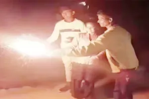 श्रावस्ती: टनल से बाहर निकले श्रावस्ती के श्रमिकों के गांव में मना जश्न, हुई आतिशबाजी, जले दीये