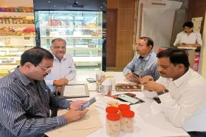 मुरादाबाद: छापेमारी कर टीम ने नष्ट कराया 2.4 क्विंटल दूषित मावा