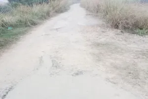 अयोध्या: पांच किलोमीटर बदहाल सड़क पर गिट्टियों पर चलने को मजबूर 30 हजार की आबादी, क्षेत्रीय जनप्रतिनिधि खामोश!