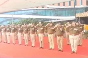लखनऊ: यूपी पुलिस मुख्यालय में मनाया गया झंडा दिवस, डीजीपी सहित कई बड़े अधिकारी रहे मौजूद
