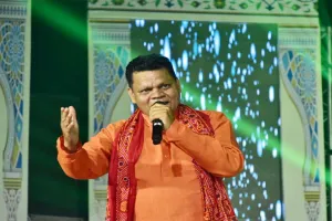 देवा महोत्सव: लोकगायक अवधेश बालेश्वर ने भोजपुरी गीतों से बांधा समां, तालियों की गड़गड़ाहट से गूंजा ऑडिटोरियम 