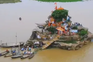 प्रयागराज: यमदुतिया के मेले में उमड़ी लाखों की भीड़, भाई-बहन ने किया स्नान