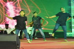 बाराबंकी: झूमे जो पठान मेरी जान.... गाने पर झूमे दर्शक, स्टेपिंग स्टोन एकेडमी के नन्हें कलाकारों ने बिखेरा जलवा