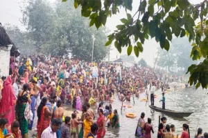 गोंडा: कार्तिक पूर्णिमा पर सरयू नदी में लाखों श्रद्धालुओं ने लगाई आस्था की डुबकी