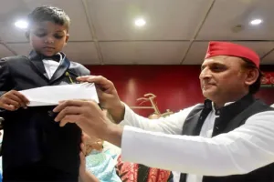 अखिलेश यादव ने 'खजांचीनाथ' का मनाया जन्मदिन, दिए उपहार, जानिये बच्चे का क्यों पड़ा ऐसा नाम?