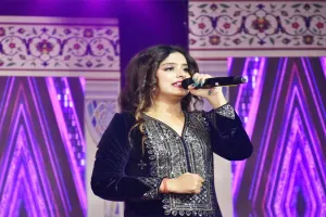 बाराबंकी: पिया तू अब तो आजा....। निष्ठा शर्मा के गीतों पर झूमे जायरीन, तालियों की गड़गड़ाहट से गूंज उठा पंडाल