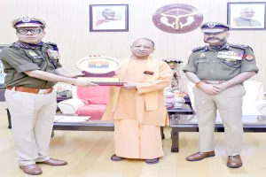 लखनऊ: पुलिस झंडा दिवस पर डीजीपी विजय कुमार ने सीएम योगी को लगाया फ्लैग, झंडे को दी सलामी