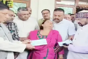 ये प्रदर्शनी मत लगाओ, मेरे बेटे शुभम को बुला दो.... शोक में तड़पती शहीद कैप्टन की मां की पुकार