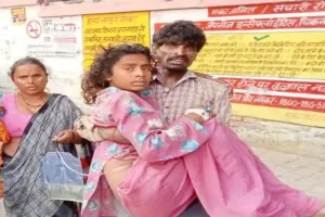 प्रयागराज: बेबस पिता बीमार बेटी को गोद में लेकर पहुंचा एसआरएन अस्पताल, नहीं मिला स्ट्रेचर 