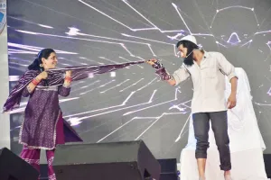 बाराबंकी का देवा मेला: 'अजब मशीन की गजब कहानी' ने दर्शकों को किया लोटपोट, नाटक से दिया यह मजेदार संदेश...  