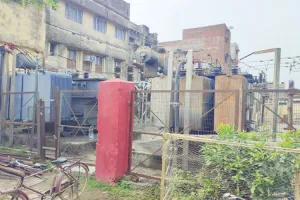 अयोध्या: अंगूरीबाग के एक ट्रांसफार्मर के उड़े फ्यूज से बिजलीकर्मी ही नहीं अभियंता भी रहे कन्फ्यूज, रात भर गुल रही बिजली