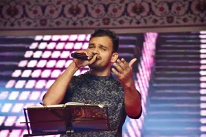 अल्लाह कहो या राम भगवान एक हैं...। जैसे तमाम भोजपुरी गीत गाकर सिंगर ने जीता श्रोताओं का दिल, खूब बटोरीं तालियां