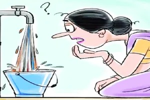 लखनऊ में गंदे पानी से दीपावली का त्योहार मनाने को मजबूर हुए लोग, अधिकारी कह रहे नहीं आई शिकायत