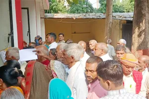 बहराइच: आवेदन फार्म जमा करने के लिए आवेदकों की लगी भीड़, जिला कोषागार में लाइन में परेशान दिखे वृद्ध पेंशनर