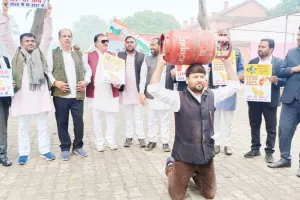 प्रयागराज: रसोई गैस के बढ़े दाम को लेकर कांग्रेसियों ने सिर पर सिलेंडर रखकर किया प्रदर्शन, की नारेबाजी, उठाई यह बड़ी मांग...
