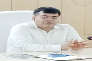 हैंडपंप रिबोर कराए बगैर लाखों रुपए का भुगतान करने पर डीएम ने प्रधान का वित्तीय अधिकार छीना, सचिव को किया निलंबित