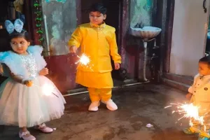 अमरोहा: धूमधाम से मनाया दिवाली पर्व, चारों ओर छाई रोशनी...एक-दूसरे को मिठाई खिलाकर दी बधाई