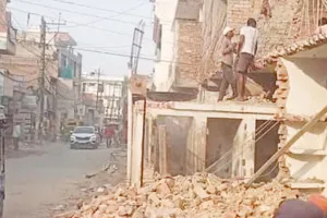 प्रयागराज: सड़क चौड़ीकरण को लेकर शहर में दहशत, खुद का आशियाना तोड़ने को मजबूर हुए लोग