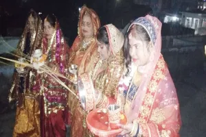 हरदोई: चंद्रदेव के दिखते ही व्रती महिलाओं ने पति के हाथों ग्रहण किया अन्न-जल, करवा मां से की पति की लंबी उम्र की प्रार्थना 