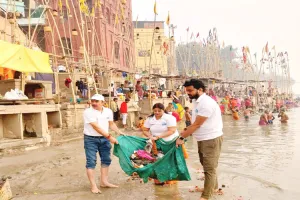 देव दीपावली के पूर्व नमामि गंगे के सदस्यों ने गंगा घाटों पर चलाया स्वच्छता अभियान, काशीवासियों से की यह बड़ी अपील