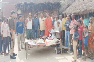 अयोध्या: गोद लिए परिवारों को समाजसेवी ने पहुंचाई मदद, कहा- नेताओं को जनता के दुख-दर्द से नहीं है वास्ता