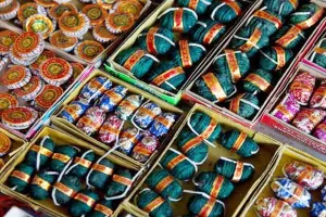 लखनऊ: सुरक्षा को दरकिनार कर हो रहा पटाखा कारोबार, कभी भी हो सकता है बड़ा हादसा!