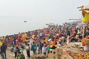 प्रयागराज: देवउठनी एकादशी पर संगम में श्रद्धालुओं ने लगाई आस्था की डुबकी, तुलसी विवाह में हुए शामिल
