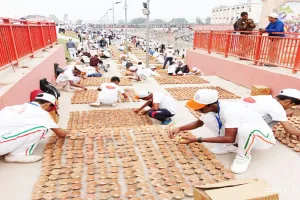 हनुमान जी की अद्भुत लीला! रामनगरी में बारिश के बाद भी 51 घाटों पर सजे 21 लाख दीपक भीगे तक नहीं, लोग अचंभित