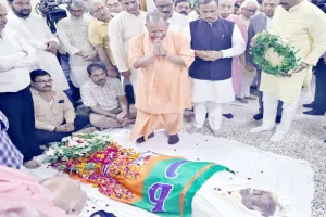 लखनऊ: पूर्व मंत्री व बीजेपी विधायक आशुतोष टंडन के पार्थिव शरीर के पास सीएम योगी ने अर्पित किए श्रद्धासुमन