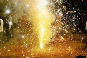 सुख और समृद्धि के पर्व दीपावली पर जमकर हुई आतिशबाजी, रंग बिरंगी रोशनी से नहाया लखनऊ